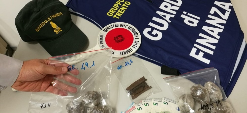 Droga in piazza Dante nascosta nei cespugli, due persone segnalate dalla Guardia di Finanza